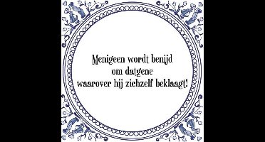 Tegeltje met Spreuk (Tegeltjeswijsheid): Menigeen wordt benijd om datgene waarover hij zichzelf beklaagt! + Kado verpakking & Plakhanger