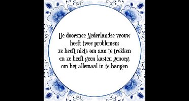 Tegeltje met Spreuk (Tegeltjeswijsheid): De doorsnee Nederlandse vrouw heeft twee problemen: ze heeft niets om aan te trekken en ze heeft geen kasten genoeg, om het allemaal in te hangen + Kado verpakking & Plakhanger