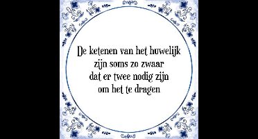 Tegeltje met Spreuk (Tegeltjeswijsheid): De ketenen van het huwelijk zijn soms zo zwaar dat er twee nodig zijn om het te dragen + Cadeau verpakking & Plakhanger
