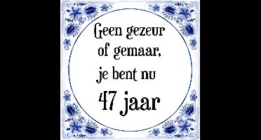 Verjaardag Tegeltje met Spreuk (47 jaar: Geen gezeur of ge maar, je bent nu gewoon 47 jaar + cadeau verpakking & plakhanger