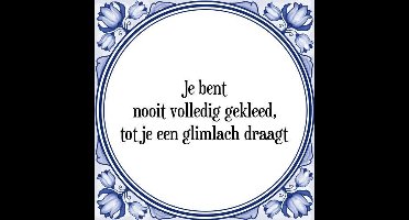 Tegeltje met Spreuk (Tegeltjeswijsheid): Je bent nooit volledig gekleed, tot je een glimlach draagt + Kado verpakking & Plakhanger