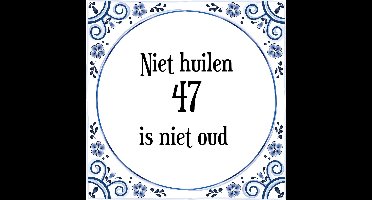 Verjaardag Tegeltje met Spreuk (47 jaar: Niet huilen 47 is niet oud + cadeau verpakking & plakhanger