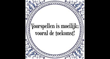 Tegeltje met Spreuk (Tegeltjeswijsheid): Voorspellen is moeilijk; vooral de toekomst! + Kado verpakking & Plakhanger