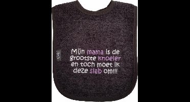 Zwarte slab met "Mijn mama is de grootste knoeier en toch moet ik deze slab om"