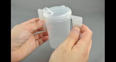 Comforthulpmiddelen Drinkbeker met platte handgrepen en twee tuitdeksels