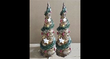 LED kegel/piramide kerstboom lamp - 2x - rotan - met decoratie - H60 cm