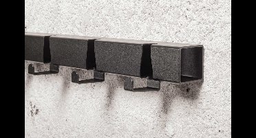 Zwarten metalen wandkapstok tien haken 100 cm. Industrieel kapstok uit buis 3D gelaserd Staal VIJ5 & Maarten Baptist