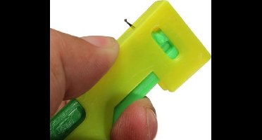 Draad Rijger / Naalddoorsteker / Draaddoorsteker / Naaldbedrader Handig Draad door Naald Hulp Tool Naaldinrijger - 1 stuks