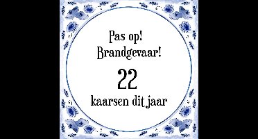 Verjaardag Tegeltje met Spreuk (22 jaar: Pas op! brandgevaar! 22 kaarsen dit jaar! + cadeau verpakking & plakhanger