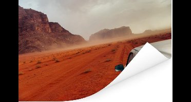 Poster Foto vanaf een pick-up truck midden in de woestijn van Wadi Rum - 30x20 cm