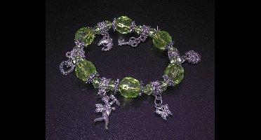 Armband groen met metalen hangertjes