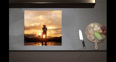 Inductieplaat Beschermer - Achteraanzicht van Visser op Houten Vissersbootje bij Zonsondergang - 58x55 cm - 2 mm Dik - Inductie Beschermer - Bescherming Inductiekookplaat - Kookplaat Beschermer van Zwart Vinyl