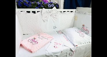 Gepersonaliseerde bedomrander met een roze fiets en een geborduurde toewijding - Naam van de baby geborduurd/Personalized Bed Bumpers with pink bike and a dedication embroidered- Name of the baby embroidered 2 x 60 x 120 cm