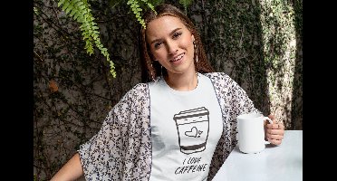 Shirt - I love caffeïne - Wurban Wear | Grappig shirt | Koffie | Unisex tshirt | Koffiezetapparaat | Koffiebonen | Wit