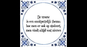 Tegeltje met Spreuk (Tegeltjeswijsheid): De vrouw is een onuitputtelijk thema; hoe men er ook op studeert, men vindt altijd wat nieuws + Kado verpakking & Plakhanger