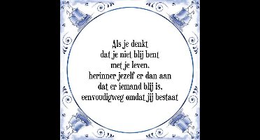 Tegeltje met Spreuk (Tegeltjeswijsheid): Als je denkt dat je niet blij bent met je leven, herinner jezelf er dan aan dat er iemand blij is, eenvoudigweg omdat jij bestaat + Kado verpakking & Plakhanger