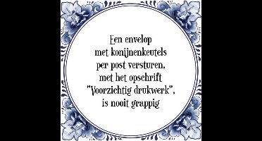 Tegeltje met Spreuk (Tegeltjeswijsheid): Een envelop met konijnenkeutels per post versturen, met het opschrift "Voorzichtig drukwerk", is nooit grappig + Kado verpakking & Plakhanger