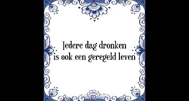Tegeltje met Spreuk (Tegeltjeswijsheid): Iedere dag dronken is ook een geregeld leven + Kado verpakking & Plakhanger