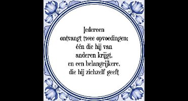 Tegeltje met Spreuk (Tegeltjeswijsheid): Iedereen ontvangt twee opvoedingen; één die hij van anderen krijgt, en een belangrijkere, die hij zichzelf geeft + Kado verpakking & Plakhanger