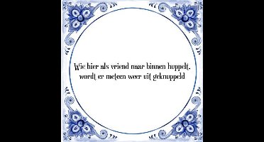 Tegeltje met Spreuk (Tegeltjeswijsheid): Wie hier als vriend naar binnen huppelt, wordt er meteen weer uit geknuppeld + Kado verpakking & Plakhanger