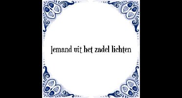 Tegeltje met Spreuk (Tegeltjeswijsheid): Iemand uit het zadel lichten + Kado verpakking & Plakhanger
