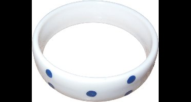 Armband kunststof wit met blauwe stippen