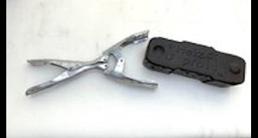 Tang voor hout briket of kolen - vuurtang - kolentang - stooktang - vuurkorftang