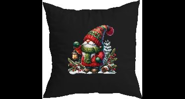 Zwarte kerst kussenhoes met Full color Gnoom – Kabouter in Kerstsfeer / Vrolijk Kerstfeest met Lampje Denneappels en Sneeuw (envelop sluiting 40 x 40)