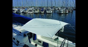 Zon- en regenzeil met stokken