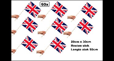 60x Luxe Zwaaivlaggetjes op stok Union Jack 20cm x 30cm - lengte stok 50cm - Zwaai vlaggetjes Great Britain thema feest voetbal festival uitdeel
