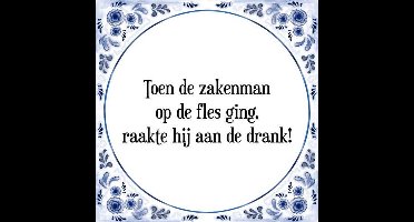 Tegeltje met Spreuk (relatiegeschenk): Toen de zakenman op de fles ging, raakte hij aan de drank! + Cadeau verpakking & Plakhanger