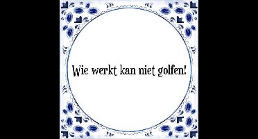 Tegeltje met Spreuk (Tegeltjeswijsheid): Wie werkt kan niet golfen! + Kado verpakking & Plakhanger