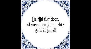 Tegeltje met Spreuk (Tegeltjeswijsheid): De tijd tikt door, al weer een jaar erbij; gefeliciteerd! + Kado verpakking & Plakhanger