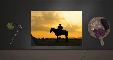 Inductie Beschermer - Silhouet van Cowboy op zijn Paard tijdens Mooie Zomerse Zonsondergang - 70x52 cm - 2 mm Dik - Inductieplaat Beschermer met zwarte kern