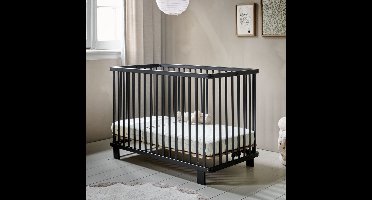 Petite Amélie Ledikant hout 60x120 cm - Inklapbaar baby bed perfect voor beperkte ruimtes - 3 Hoogte instellingen van Lattenbodem - Stevig Massief Houten Bed - Zwart - Origami Collectie