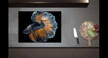 Inductieplaat Beschermer - Blauw met Oranje Vis met Dansende Vinnen tegen Zwarte Achtergrond - 71x52 cm - 2 mm Dik - Inductie Beschermer - Bescherming Inductiekookplaat - Kookplaat Beschermer van Zwart Vinyl