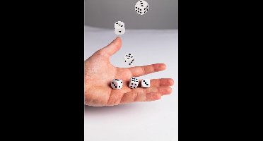 Speelgoed spellen Dobbelstenen - 18x stuks - wit/zwart - kunststof - Dobbelen - Spelletjes