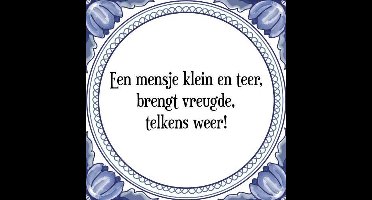Tegeltje met Spreuk (Tegeltjeswijsheid): Een mensje klein en teer, brengt vreugde, telkens weer! + Kado verpakking & Plakhanger