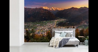 Behang - Fotobehang Zonsondergang bij Zwitserse stad Interlaken - Breedte 360 cm x hoogte 240 cm