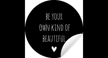 WallCircle - Muurstickers - Behangcirkel - Engelse quote "Be your own kind of beautiful" met een hartje tegen een zwarte achtergrond - ⌀ 30 cm - Muurcirkel - Zelfklevend - Ronde Behangsticker