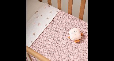 Petite Amélie Ledikant Deken 100x150cm Zacht Roze - 100% Gebreid Biologisch Katoen - GOTS-certificatie - Elegant Breipatroon - Perfect voor elk seizoen - Voor ledikant en peuterbed