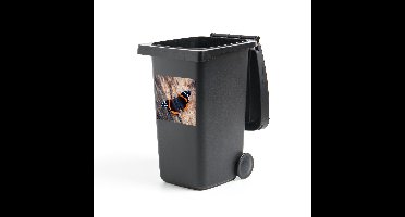 Container sticker Admiraalvlinder - Admiraalvlinder op een boomstam Klikosticker - 40x40 cm - kliko sticker - weerbestendige containersticker