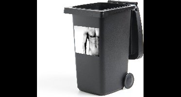 Container sticker Torso van een ontblote man - zwart wit - 40x40 cm - Kliko sticker