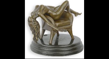 EEN EROTISCH BRONZEN BEELD VAN EEN LIGGEND VROUWELIJK NAAKT