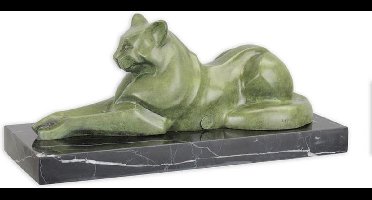 EEN MODERNISTISCH BRONZEN BEELD VAN EEN LIGGENDE KAT