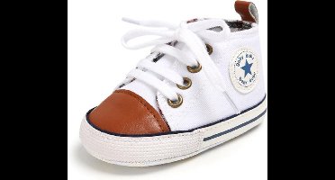 Wit/ bruine gympen met ‘baby ster’ logo | schoenen | baby jongens meisjes | antislip zachte zool | 0 tot 6 maanden | maat 18