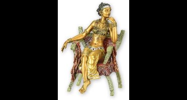 EEN BRONZEN BEELDHOUWWERK VAN EEN VROUW IN EEN CURULE-STOEL