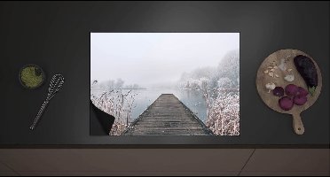 Inductieplaat Beschermer - Meer in de Winter met Houten Steiger - 70x52 cm - 2 mm Dik - Inductie Beschermer met zwarte kern