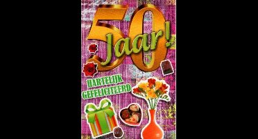 50 jaar! Van harte gefeliciteerd. Een kleurrijke kaart met bloemen, cadeautjes en chocolade. Geschikt voor een verjaardag, huwelijk, mannen en vrouwen. Een dubbele wenskaart inclusief envelop en in folie verpakt.
