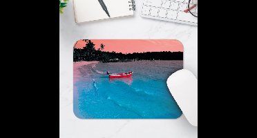 Muismat - Rood Bootje aan de Kust bij Palmbomen - 25x18 cm - 2 mm Dik - Muismat van Vinyl